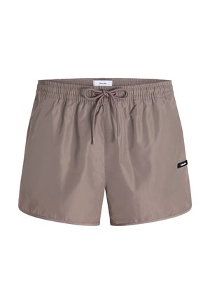 Pantaloni da mare da uomo in marrone chiaro, realizzati in tessuto leggero. Presentano una vita elasticizzata con cordoncino e una piccola toppa con logo.