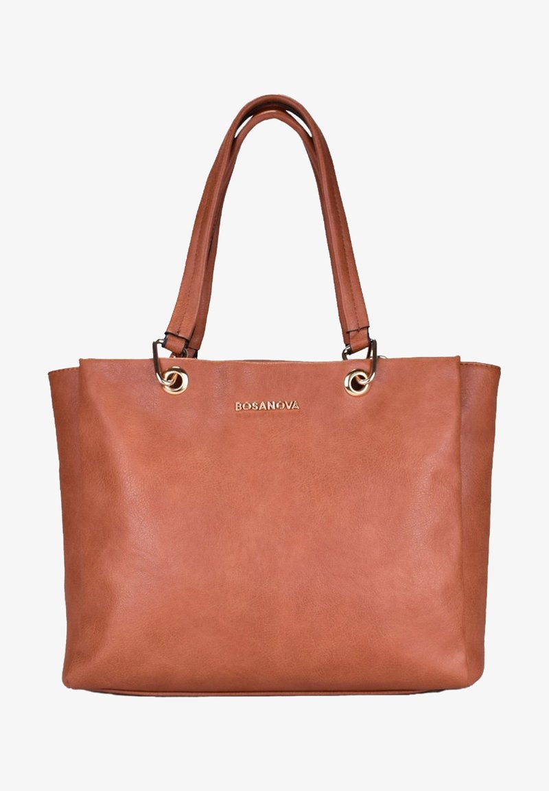 Bolso tote de imitación de cuero marrón con asas dobles, herrajes en tono dorado y un logo en la parte frontal. Forma rectangular con una textura suave.