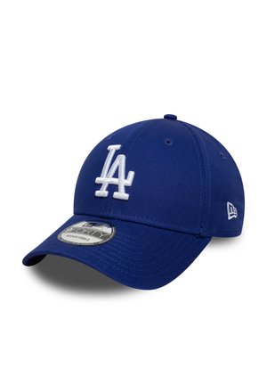 Cappellino da baseball blu con logo "LA" ricamato in bianco. Presenta un design strutturato, una fascia regolabile e una superficie in tessuto dalla texture evidente.