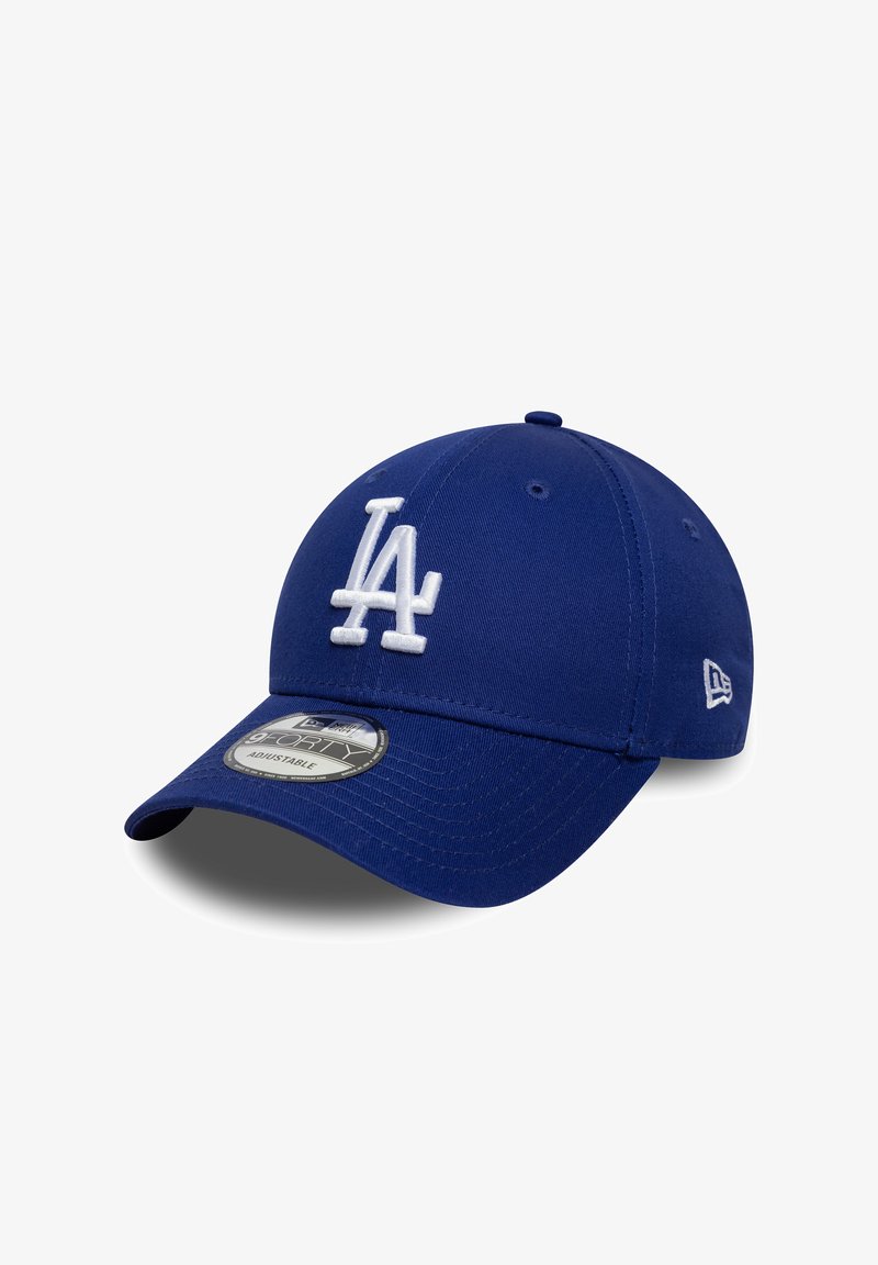 Μπλε καπέλο μπέιζμπολ με λευκό κεντημένο λογότυπο "LA". Διαθέτει δομημένο σχεδιασμό, ρυθμιζόμενο λουράκι και υφασμάτινη επιφάνεια με υφή.