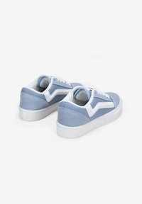 Blaue Stoffschuhe mit weißen Akzenten, ausgestattet mit einer gepolsterten Ferse, Gummisohle und klassischem Schnürdesign.