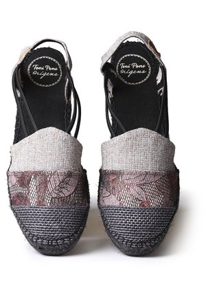 Par af Toni Pons Origens espadrille-stil sandaler med beige stof, blomsterblonde og sorte flettede tå-kapper.