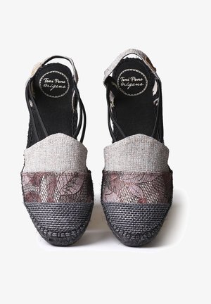 Paire de sandales style espadrilles Toni Pons Origens en tissu beige, dentelle florale et bouts tissés noirs.