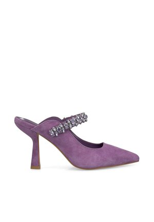 Zapato de ante morado tipo slingback con punta afilada, que presenta una correa adornada con strass y un tacón alto y delgado estilo stiletto.
