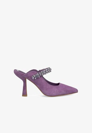 Zapato de ante morado tipo slingback con punta afilada, que presenta una correa adornada con strass y un tacón alto y delgado estilo stiletto.