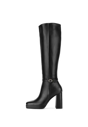 Wysokie czarne skórzane kozaki na obcasie z zaokrąglonym noskiem, platformową podeszwą oraz małym paskiem wokół kostki z srebrną klamrą.