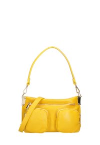Borsa a tracolla in pelle gialla con finitura testurizzata, due tasche anteriori con zip, design piatto e tracolla regolabile.