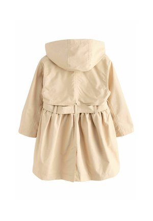 Manteau beige à capuche avec une taille cintrée et un dos plissé, doté de manches longues et d'un tissu lisse et léger.