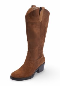 Bottes hautes en daim marron avec un talon noir épais et des tirants en haut, présentées sur un fond blanc.