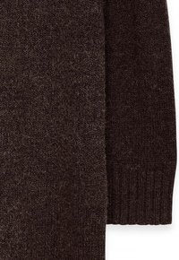 Brauner Strickpullover aus weichem, strukturiertem Stoff mit gerippten Bündchen und einem leicht lockeren Schnitt. Mit einer subtilen Farbnuance versehen.