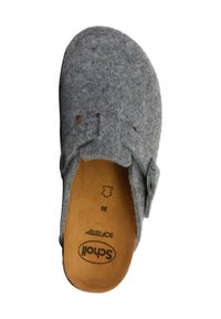 Sabots gris en feutre avec dos ouvert, sangle ajustable et détails découpés. Tige textile douce et semelle intérieure rembourrée pour le confort.