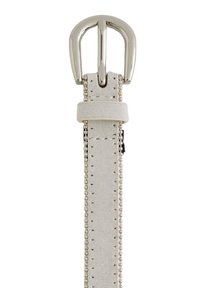 Ceinture en daim blanc avec une boucle en métal argenté et des accents cloutés le long du bord. Ajustable avec un support à boucle unique.
