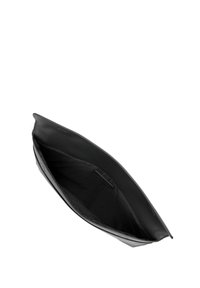 Zwart leren clutch met een gladde textuur en een open bovenkant. Ruime binnenkant met subtiele voering en een minimalistisch design.