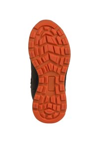 Semelle de chaussure de sport noire, avec un design texturé pour une meilleure traction et une semelle extérieure en caoutchouc orange. Comprend une crête centrale et des motifs de semelle variés.