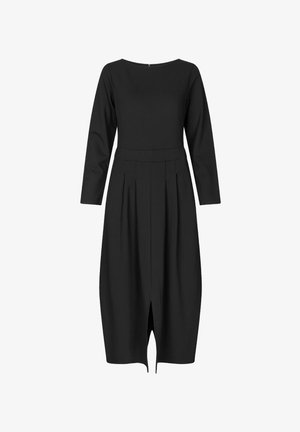 Zwarte jurk met lange mouwen, ronde halslijn en geplooide rok. Heeft een voorsplit en een getailleerde taille voor een gestructureerde silhouet.