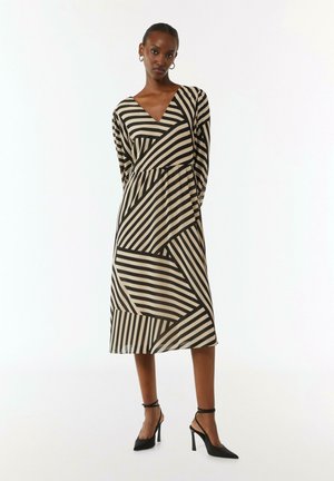 GESTREIFTES  - Freizeitkleid - schwarz