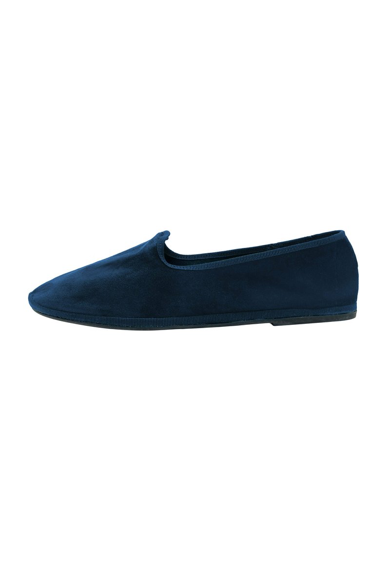 Chaussure slip-on bleu marine en daim doux, avec un bout arrondi, un col élastiqué et une semelle en caoutchouc élégante.