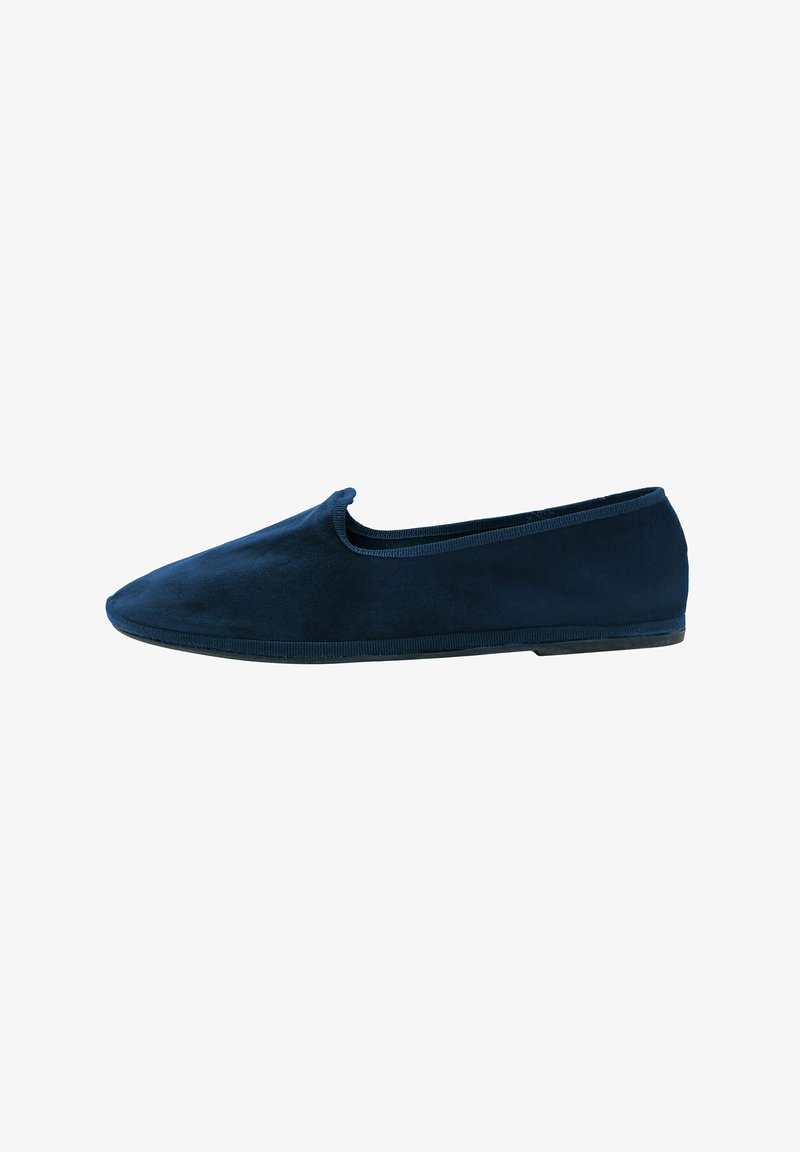 Chaussure slip-on bleu marine en daim doux, avec un bout arrondi, un col élastiqué et une semelle en caoutchouc élégante.