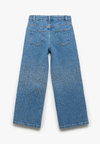 Ljusblå denimbyxor med vida ben som har spridda silvernitar, bakfickor och en medelhög midja, samt en fransad nederkant.