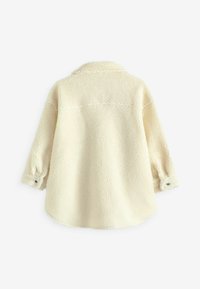 Veste en sherpa polaire écrue à manches longues et poignets boutonnés, vue de dos sur fond blanc.