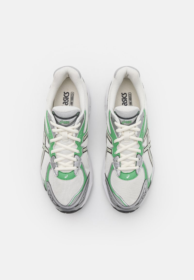 Para białych i zielonych butów do biegania ASICS z sznurowadłami, widziana z góry na białym tle.