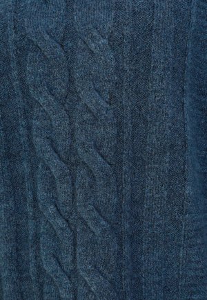 Diepblauwe kabelgebreide trui met gestructureerde patronen; de wol laat subtiele variaties in kleur en dikte zien.