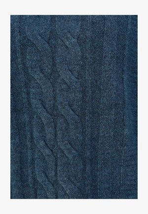 Kabelstrickpullover in Tiefblau mit strukturierten Mustern; das Wollgewebe zeigt subtile Variationen in Farbe und Dicke.