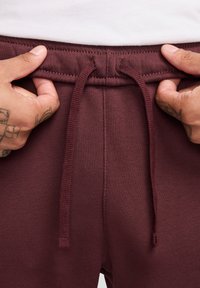 Nike Sportswear CLUB JGGR - Pantalones deportivos - burgundy crush burgundy crush white