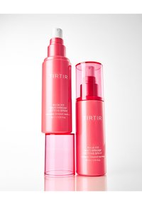 Kaksi vaaleanpunaista suihkepulloa, joissa lukee "TIRTIR Mask Fit Waterproof Setting Spray". Molemmissa on kiiltävä pinta, valkoiset tekstit ja pyöreät pumput.