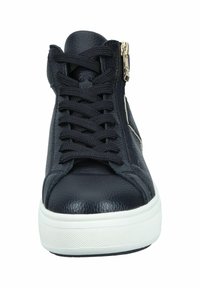 Bottines montantes en cuir noir avec bout rond, surface texturée, lacets plats, fermeture éclair sur le côté et semelle en caoutchouc blanche avec un motif de semelle.