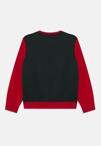 Sudadera negra y roja de manga larga, con puños y cintura acanalados. La parte posterior presenta un diseño completamente negro con un cuello rojo en contraste.