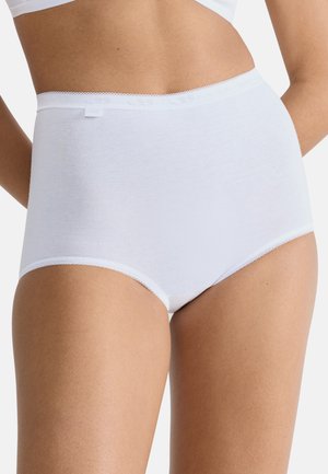 Witte katoenen hipster slips met een gladde textuur, elastische tailleband met gegolfde randen en een bescheiden snit. Geen zichtbare patronen of sieraden.