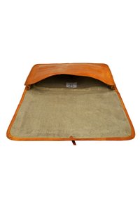 Tan leren laptop sleeve met een gevouwen flap en beige interieur. Voorzien van een label aan de binnenkant en een gladde textuur overal.