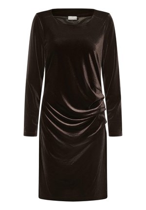 Brązowa sukienka z długim rękawem, wykonana z aksamitu, z kwadratowym dekoltem i marszczeniem z boku. Gładka tekstura z delikatnym połyskiem.
