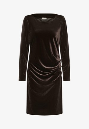 Brązowa sukienka z długim rękawem, wykonana z aksamitu, z kwadratowym dekoltem i marszczeniem z boku. Gładka tekstura z delikatnym połyskiem.