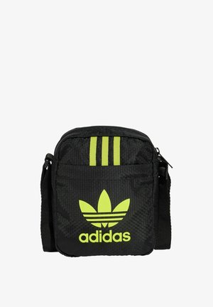 Černá textilní kabelka přes rameno s texturou včelí plástve, zelenými třemi pruhy a výrazným zeleným logem Adidas na přední straně.
