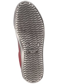 Rode sneakeronderkant met een getextureerde rubberen zool met golfpatronen, een zilverkleurige zijaccent en een label met de tekst "COSMOS Comfort."