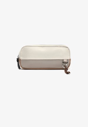 Stačiakampis smėlio ir šviesiai rudos spalvos maišelis su užtrauktuko uždarymu ir metaliniu žiedu, laikantis rištą rudą virvę, ant balto fono.