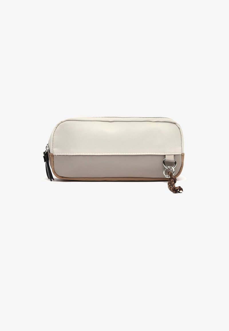 Prostokątna beżowa i jasnobrązowa saszetka z zamkiem błyskawicznym i metalowym pierścieniem trzymającym zawiązany brązowy sznurek na białym tle.