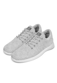 Graue Stoff-Sneaker mit strukturiertem Obermaterial, runder Spitze und regulärer Schnürung. Sie verfügen über eine weiße Gummisohle und ein Markenlabel an der Zunge.