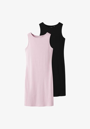 Dve bezrukavne rebraste haljine: jedna u svijetlo ružičastoj i jedna u crnoj, obje s okruglim izrezom i prilično uskim krojem.