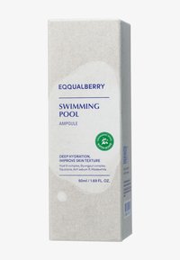 Brązowe pudełko papierowe dla ampułki "EQUALBERRY SWIMMING POOL", z niebieskim tekstem, zielonym logo i białymi akcentami. Pojemność: 50 ml / 1,69 fl oz.