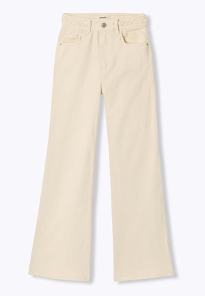 Pantalons larges beige en coton avec une ceinture tressée, dotés de deux poches avant et d'une fermeture à bouton sur le devant.