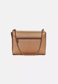 Borsa a tracolla color tan con esterno testurizzato, dotata di una tasca frontale con zip e una tracolla in catena dorata. Forma compatta e rettangolare.