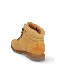 Bota de senderismo marrón con un exterior de cuero suave, puño acolchado, cordones naranjas y suela de goma texturizada. Presenta un diseño minimalista y acentos en contraste.