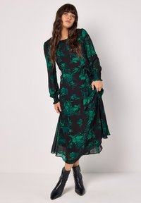 Apricot SILHOUETTE FLORAL MIDAXI  - Freizeitkleid - green