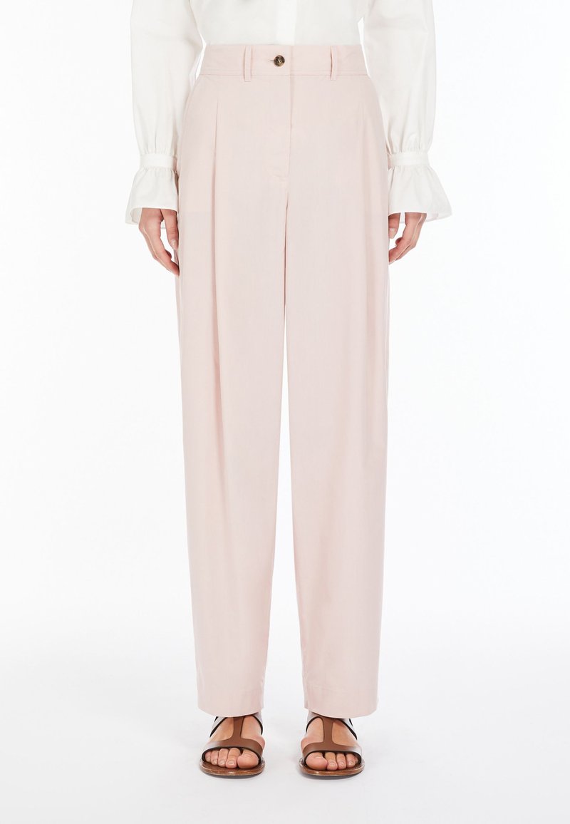 Pantaloni tailleur rosa chiaro con vita alta, pieghe frontali e chiusura a un bottone. Tessuto morbido con gamba dritta.