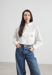 Calvin Klein Jeans LABEL CROPPED SHIRT - Blusa - bright white