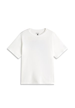 Camiseta blanca lisa de manga corta con cuello redondo y una pequeña etiqueta visible en el interior del cuello.