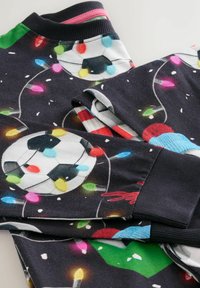 Hanorac închis pliat cu modele de minge de fotbal și șnur de lumini de sărbătoare multicolore, manșete negre cu nervuri și un guler căptușit cu roz.
